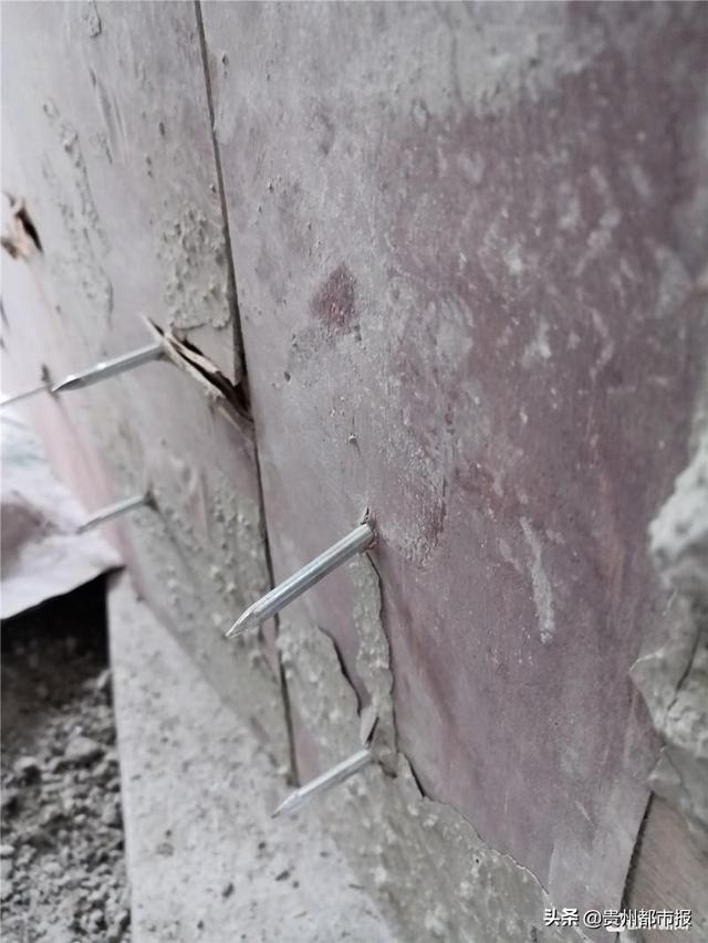 “啊~啊！我的JIO！”裸露钉子板摆人行道上一堆路人中招