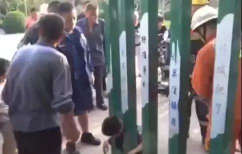 报告消防员蜀黍：这里有人卡住了......