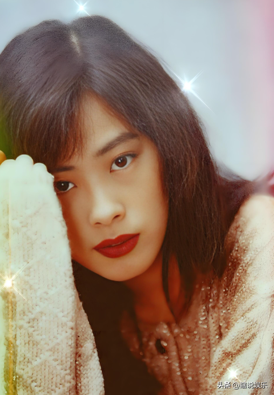 曾是“歌坛天后”，跟“活佛”生下孩子，现今露宿街头没钱住酒店