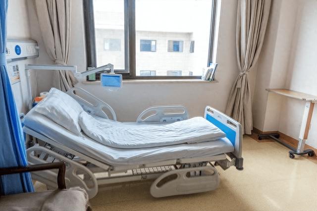 留守妇女与未婚男邻居的秘密情事：白天邻居，夜晚夫妻