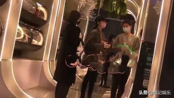 张碧晨晒照过白色巧克力节，疑隔空示爱华晨宇，细节太甜了