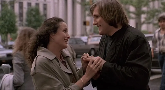 法国情侣假结婚只为美国绿卡，黑色幽默的《绿卡》，引人深思