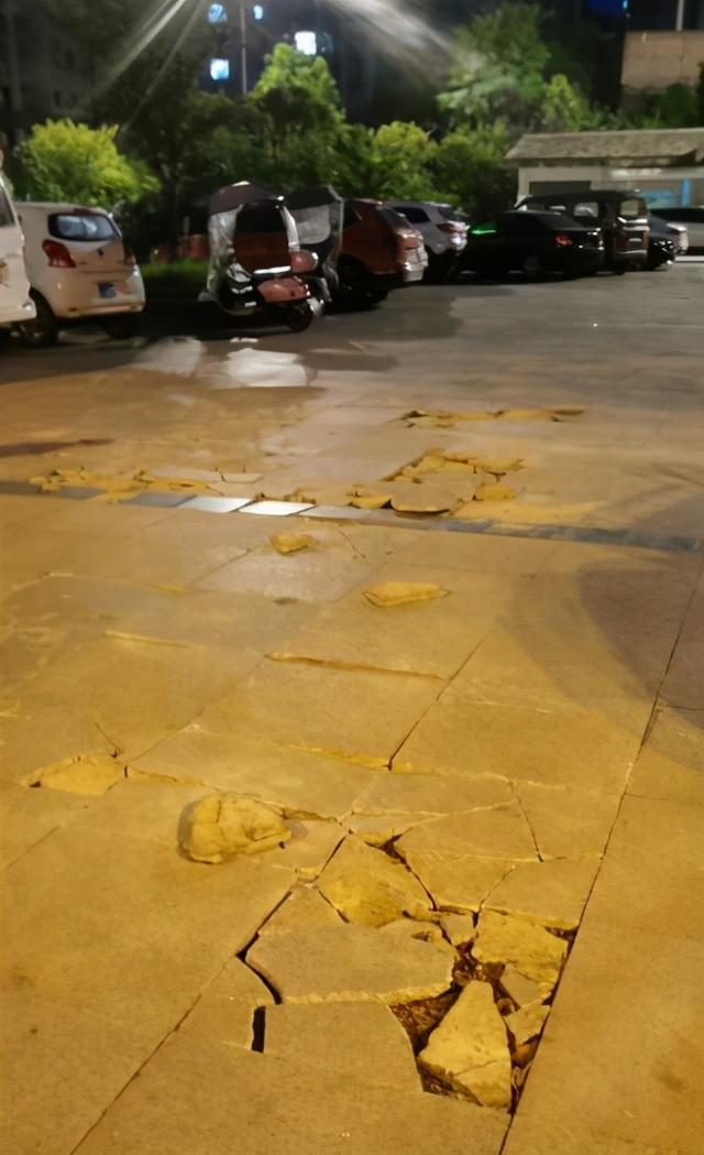 四川蓬安市民反映广场乱停车“地面到处压得稀烂”，当地回应已启动修复