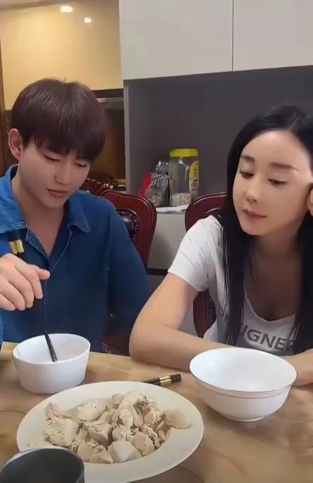 和咸素媛离婚后,陈华过年回家陪父买36元一瓶酒,叹:女儿留韩国