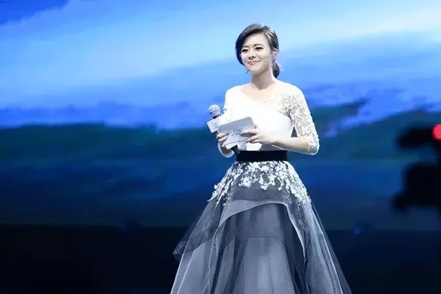 原东方卫视主持人陈辰,低调嫁歌唱家余笛,今被丈夫宠成少女