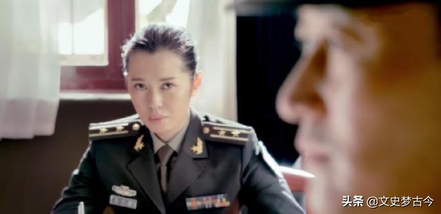 战狼：龙小云25岁已是正团级中校？吴京没把军衔搞明白，闹了乌龙