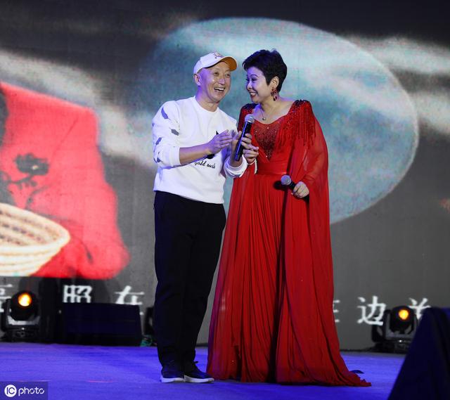 57岁董文华一袭红裙亮相湖北商演，与同龄男粉丝合唱精神抖擞