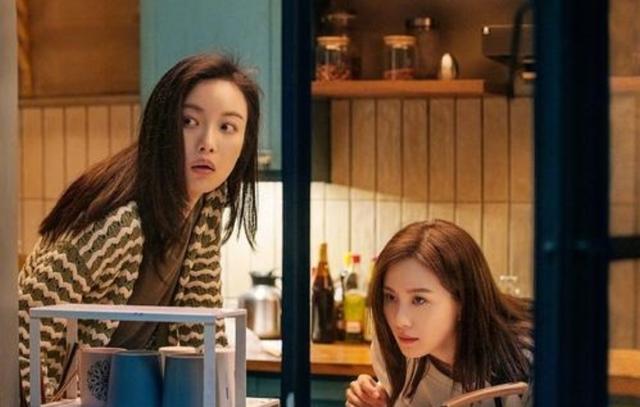 倪妮刘诗诗上演摸头杀，穿真丝吊带女神互撩，网友：太欲了吧