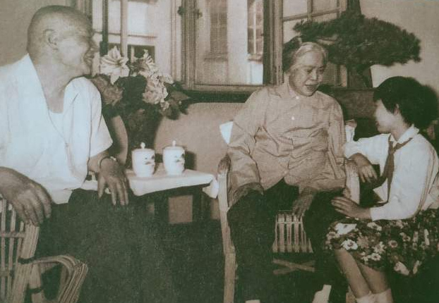 1975年,孔令华在上海会见贺小平,谈起女儿孔东梅:我有一个要求