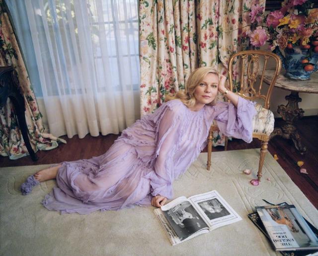 “一代蜘蛛女”克尔斯滕性感写真释出 宣布怀二胎