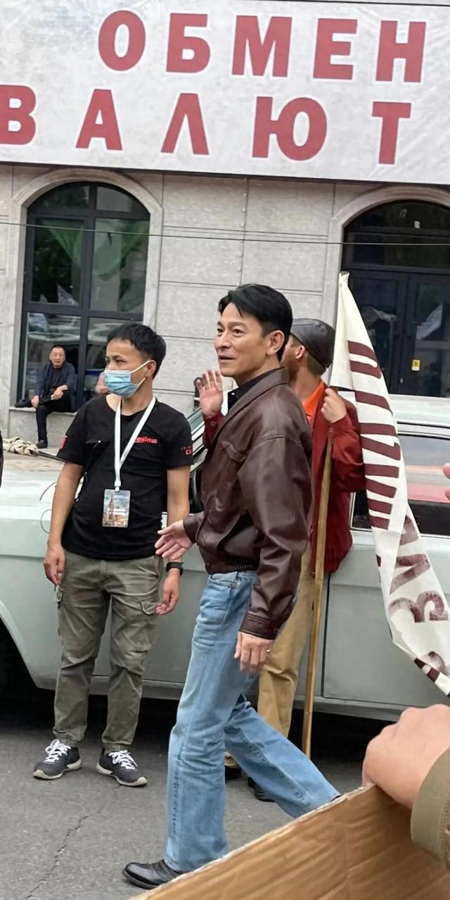 刘德华在哈尔滨拍戏细节曝光：竟用两个替身，深夜在街头烧香拜神