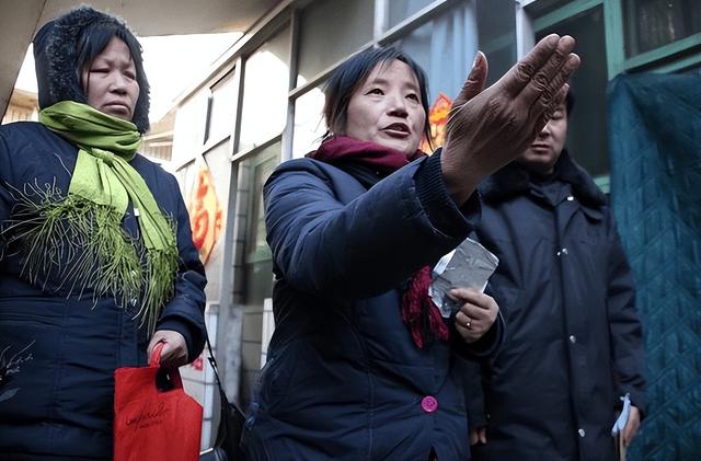 留守妇女与未婚男邻居的秘密情事：白天邻居，夜晚夫妻