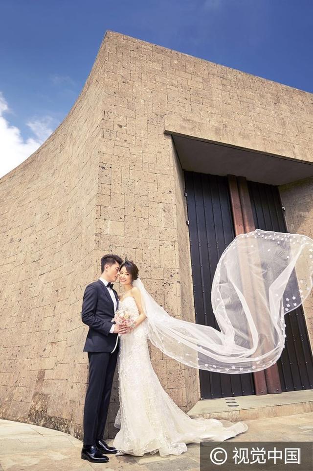 虐狗ing!霍建华、林心如婚纱照甜蜜依偎 十指紧扣满脸幸福