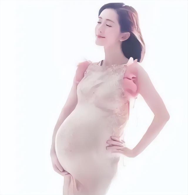 主持人谢娜：与刘烨有缘无份，和张杰终成眷属，有三个女儿很知足