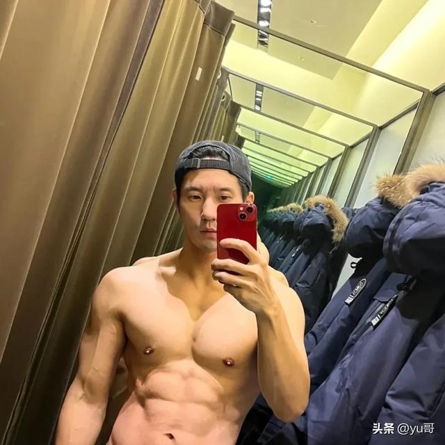 人夫感十足的韩国肌肉大叔，健美身材和成熟气质尽显魅力