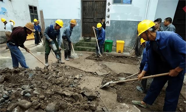 留守妇女与未婚男邻居的秘密情事：白天邻居，夜晚夫妻