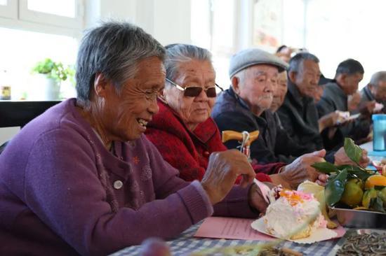 阜康：重阳秋色暖 敬老爱更浓