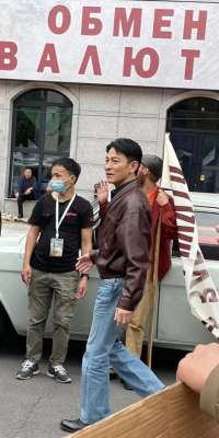 教海哗(刘德华在哈尔滨拍戏细节曝光：竟用两个替身，深夜在街头烧香拜神)