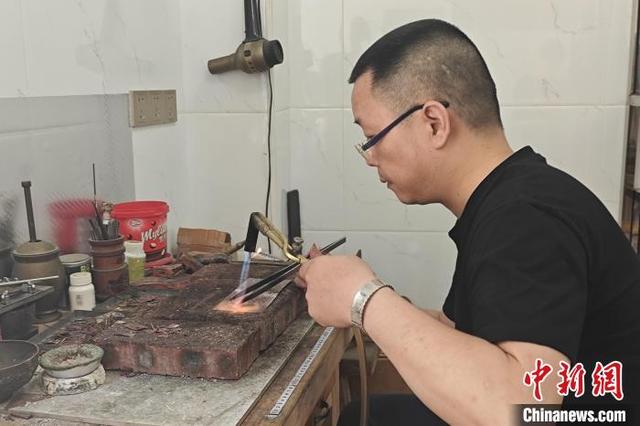 传承与创新：闽南祖传柳丝工艺匠人的坚守