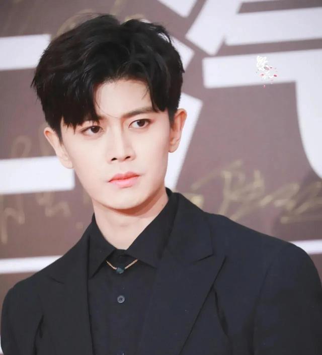 嘉伦,因为有你,不再孤独
