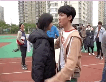 怪不得电视剧只拍上半身！踩“高跷”、垫箱子，看了花絮太尴尬