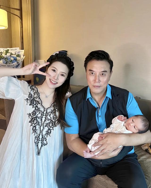 陈佩斯兄妹罕见同框！妹夫张山站边上，外甥女仍然避不开陈家基因