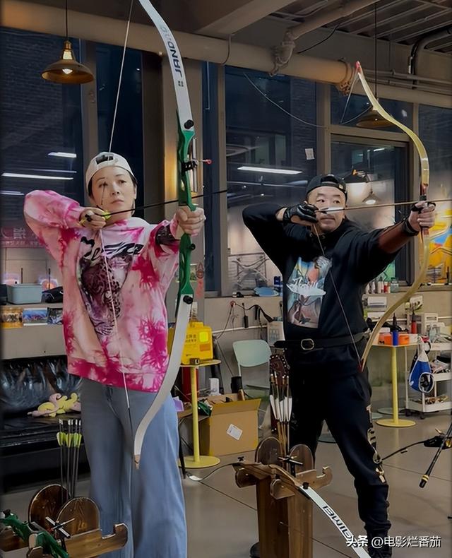 黄海波高调庆锡婚，祝酒扬眉吐气，娇妻眼神拉丝，爱意藏不住了