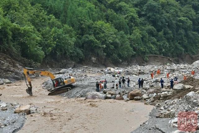 雅安汉源新华村大转移，救援人员在烂泥坡上搭起“人形阶梯”，现场直击