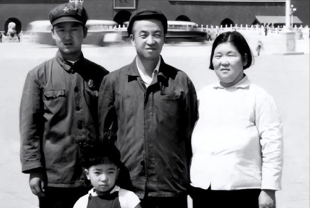 “铁人”王进喜47岁病逝，死后被葬入八宝山，5个子女现状如何？