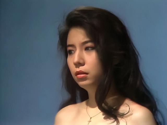 黄家驹唯一公开的女朋友，却被禁止出席葬礼，三十年过去终身不嫁