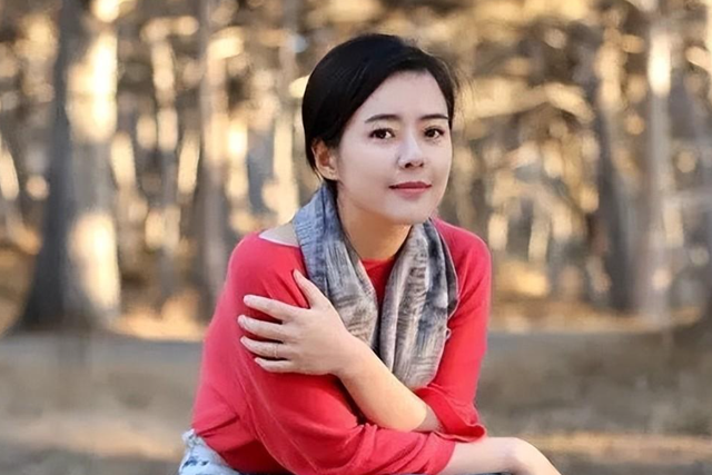 原东方卫视主持人陈辰,低调嫁歌唱家余笛,今被丈夫宠成少女