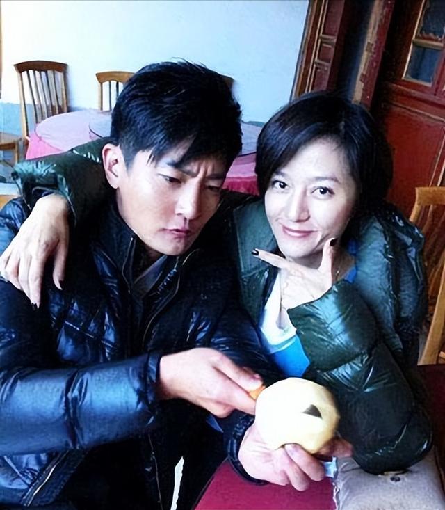 娶亲姐妹成连襟，丈母娘态度却不同，陆毅和郭京飞谁更受鲍母宠？