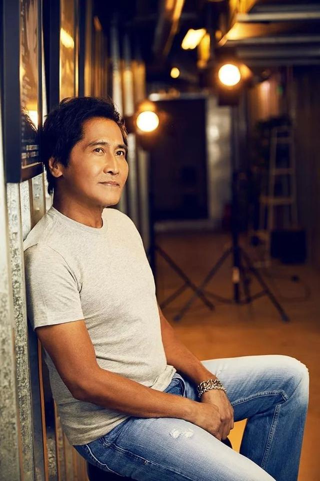 齐秦打扮年轻现身小商演，肚腩暴露真实年龄，舞台简陋不影响卖力献唱