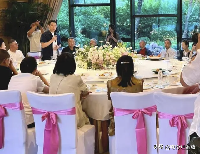 黄海波高调庆锡婚，祝酒扬眉吐气，娇妻眼神拉丝，爱意藏不住了