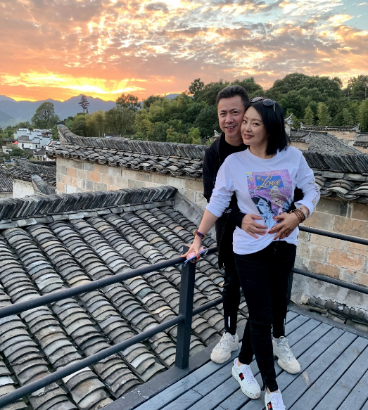 王晓蓉晒一家四口庆与王中磊银婚，从身后紧搂老公甜蜜满分