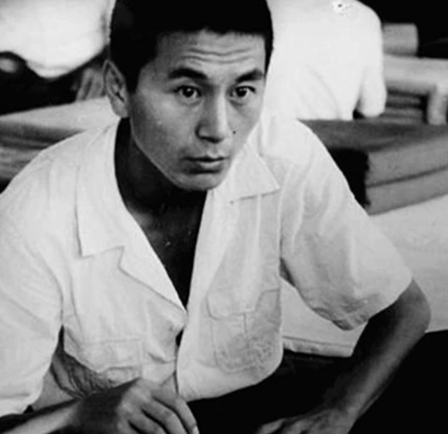 著名演员吴若甫：当红时被绑架，44岁娶22岁妻子，如今怎么样了？