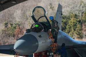 装满(新春走基层|舰载机飞行学员的春节行囊:装满荣誉和温情)