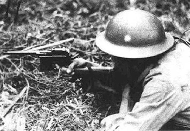 97岁越南老妇，抱着日军衣服睡六十余年，儿子痛恨也痴心不改