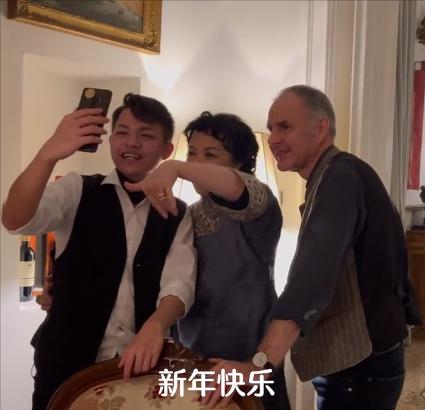 金星全家罕见亮相！21岁儿子颜值不如路人，金星穿旗袍太珠光宝气