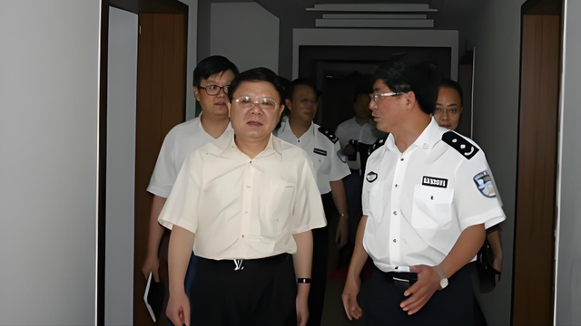 重庆扫黑局长文强，霸凌警员强逼女明星，最后被执行死刑