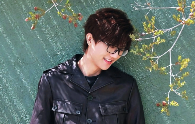 36岁的许嵩“铁树开花”，老粉纷纷送祝福，女友竟比他小14岁