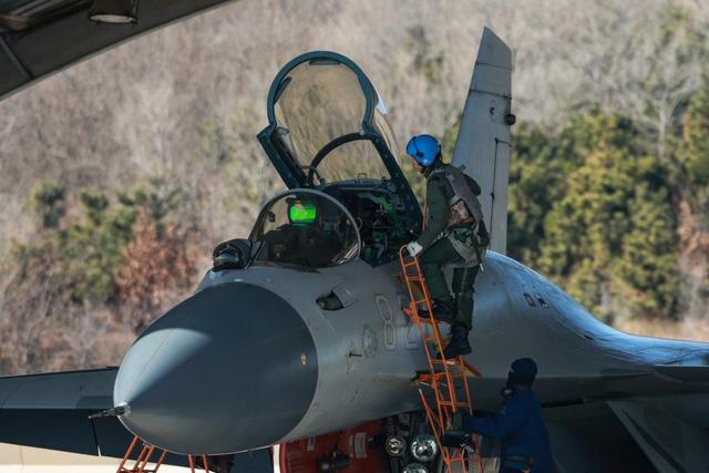 新春走基层|舰载机飞行学员的春节行囊:装满荣誉和温情