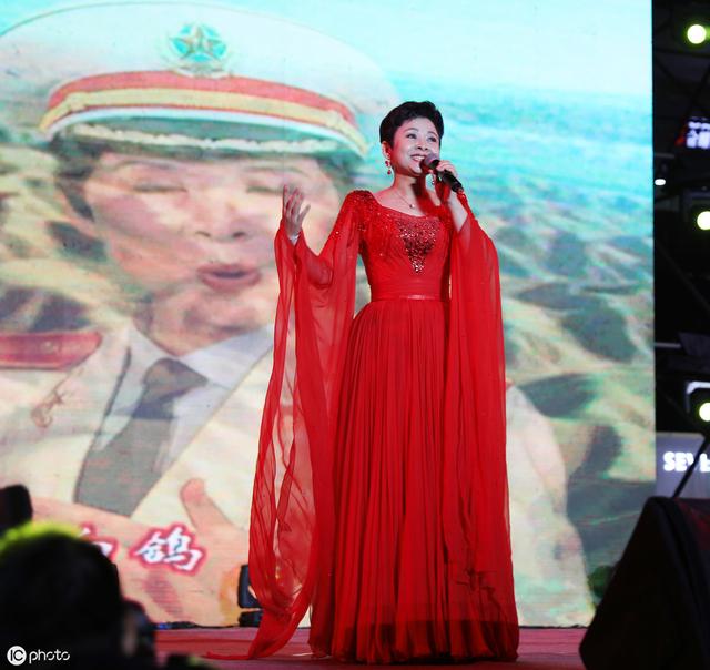 57岁董文华一袭红裙亮相湖北商演，与同龄男粉丝合唱精神抖擞