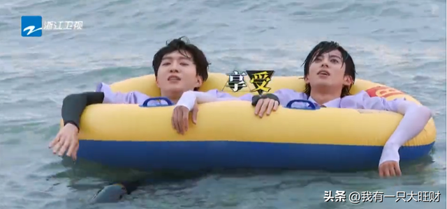 《奔跑吧》王鹤棣一边与白鹿超甜合体，一边带着显眼包范丞丞跳海