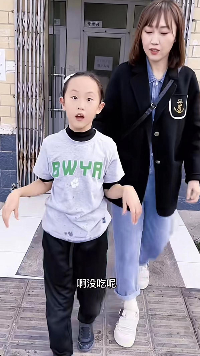 央视主持杨帆携妻接娃！老婆穿连裤装容貌曾遭质疑，7岁女儿似妈