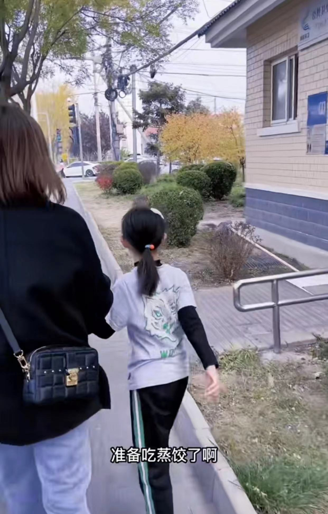 央视主持杨帆携妻接娃！老婆穿连裤装容貌曾遭质疑，7岁女儿似妈