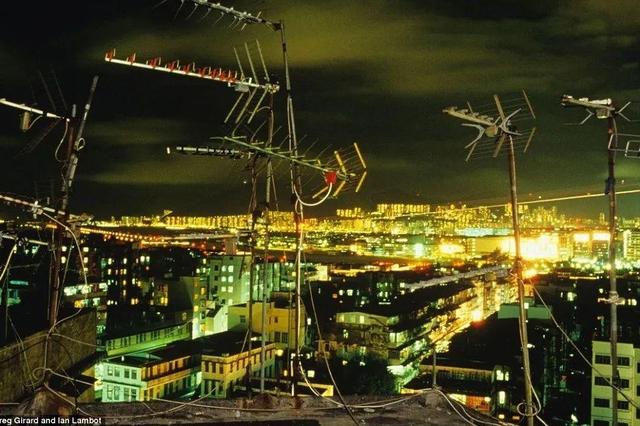 香港九龙城寨旧照：曾是香港最邪恶之地，白天警察不敢独自进入