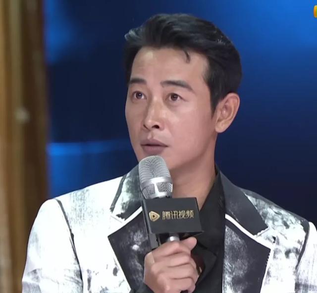 拾光盛典造型：杨幂雍容优雅，迪丽热巴造型敷衍，刘亦菲手臂抢镜