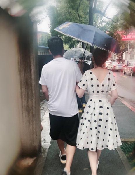 程莉莎晒与老公甜蜜背影照 喊话：你逃不掉了