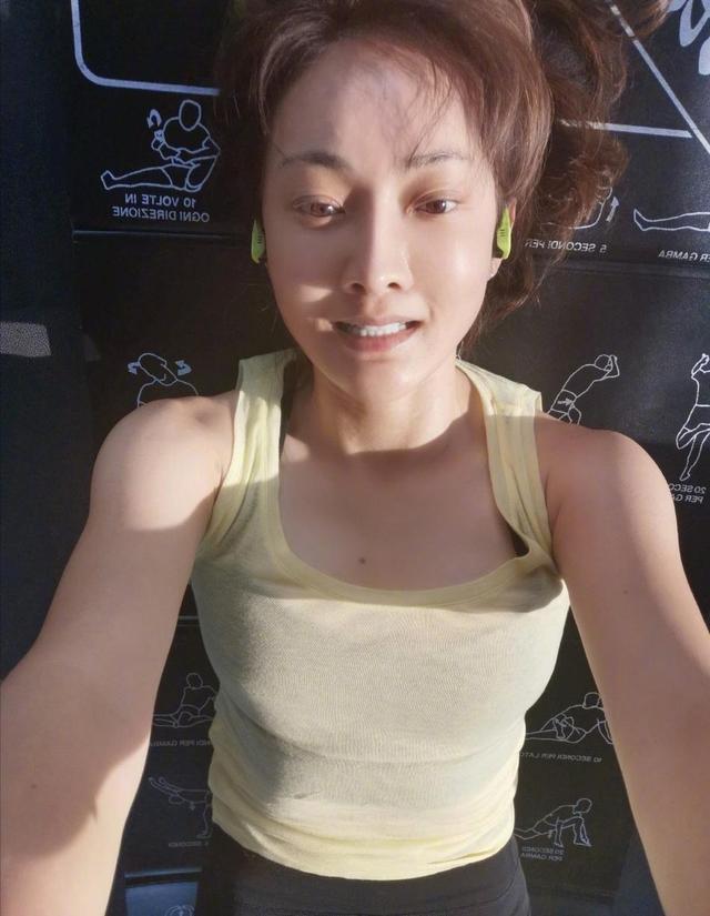 老少恋有多“残酷”?嫁给富豪的牛莉近况曝光,独自旅游疑似离婚